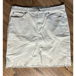 J. Crew Trademark White Denim Skirt Size 31 Frayed Hem Style #C3299 Women’s